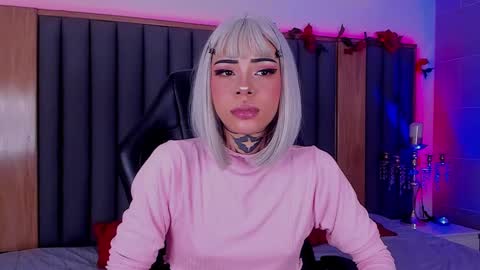 Snapshot of misstomie_ chatting on January 28, 2025, 2:53 pm Tomiehelp me get to 100 thumbs up online show from January 28, 2025, 2:53 pm