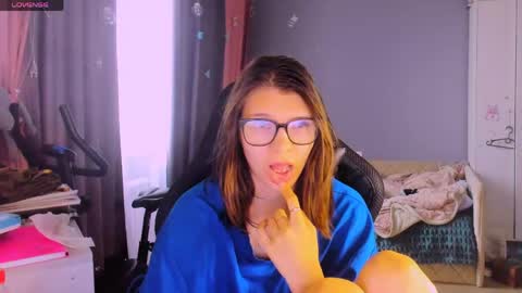 Snapshot of mollylollipop20 chatting on May 6, 2026, 5:03 am KIRA online show from May 6, 2026, 5:03 am