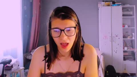 Snapshot of mollylollipop20 chatting on May 29, 2026, 5:27 am KIRA online show from May 29, 2026, 5:27 am