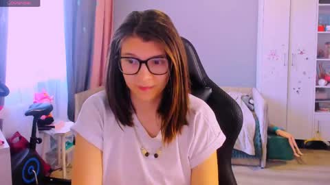 Snapshot of mollylollipop20 chatting on June 1, 2026, 2:46 am KIRA online show from June 1, 2026, 2:46 am
