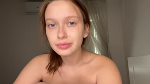 Snapshot of moltenpeach chatting on July 4, 2026, 4:46 pm Hermina online show from July 4, 2026, 4:46 pm