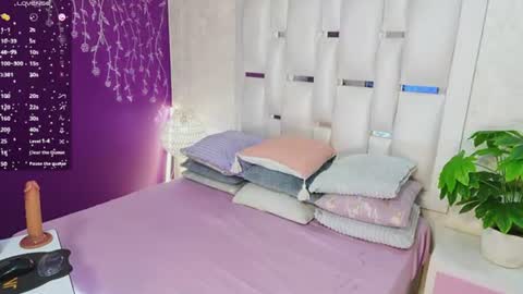 Snapshot of moom_ivy_ chatting on July 23, 2026, 2:04 pm online show from July 23, 2026, 2:04 pm