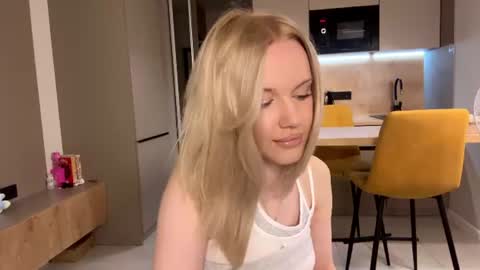 moonavellle_ online show from July 6, 2026, 9:17 pm