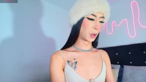 NahiaVictoria  online show from May 15, 2026, 9:22 pm