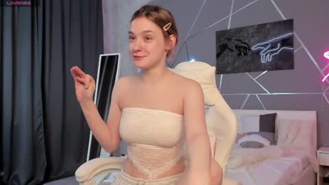naomi_reiss online show from July 9, 2026, 5:44 am