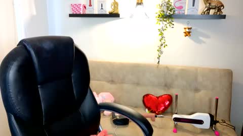 naomy online show from July 27, 2026, 9:33 pm