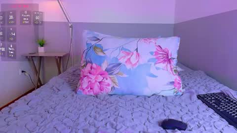 Snapshot of naturaltitss_ chatting on June 23, 2026, 5:44 pm Gwen online show from June 23, 2026, 5:44 pm