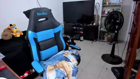 Snapshot of neeko_lol_ chatting on June 24, 2026, 11:53 am Geek Nicole im Neeko UwU online show from June 24, 2026, 11:53 am