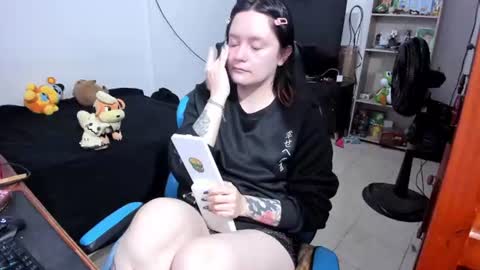 Snapshot of neeko_lol_ chatting on July 5, 2026, 10:44 am Geek Nicole im Neeko UwU online show from July 5, 2026, 10:44 am