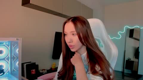Snapshot of neyrmina chatting on May 4, 2026, 8:21 am Mina online show from May 4, 2026, 8:21 am