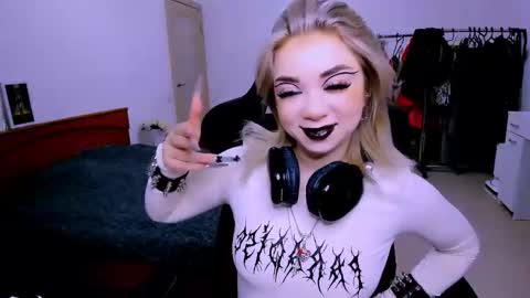 nikigoddesss online show from April 7, 2026, 4:13 am