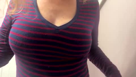 Snapshot of nikkiluv81 chatting on November 17, 2025, 6:14 pm NikkiLuv online show from November 17, 2025, 6:14 pm