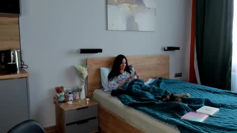 Bella online show from May 18, 2026, 4:07 am