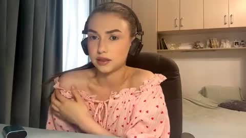 Snapshot of pamulahallquist chatting on June 19, 2026, 3:38 pm Lia online show from June 19, 2026, 3:38 pm