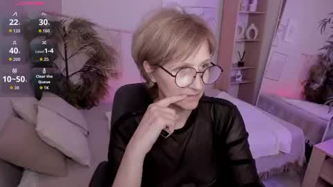Snapshot of paris_cherry chatting on July 9, 2026, 6:45 pm Paris online show from July 9, 2026, 6:45 pm