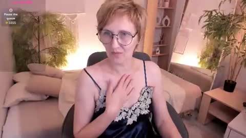 Snapshot of paris_cherry chatting on August 4, 2026, 6:32 pm Paris online show from August 4, 2026, 6:32 pm