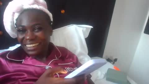 Snapshot of passionate_hawa chatting on December 2, 2025, 6:41 am Evvie online show from December 2, 2025, 6:41 am
