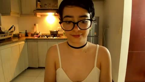 Snapshot of petitee_lunna chatting on June 12, 2026, 1:48 am Lunna online show from June 12, 2026, 1:48 am