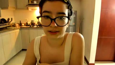 Snapshot of petitee_lunna chatting on June 13, 2026, 1:36 am Lunna online show from June 13, 2026, 1:36 am