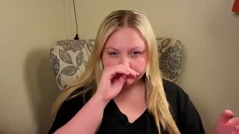 Snapshot of phatassblond chatting on June 14, 2026, 5:31 am PhatAssBlond online show from June 14, 2026, 5:31 am