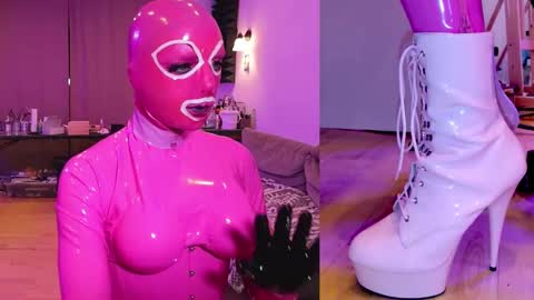 Snapshot of pinklatexgurl chatting on December 21, 2025, 1:35 am pinklatexgurl online show from December 21, 2025, 1:35 am