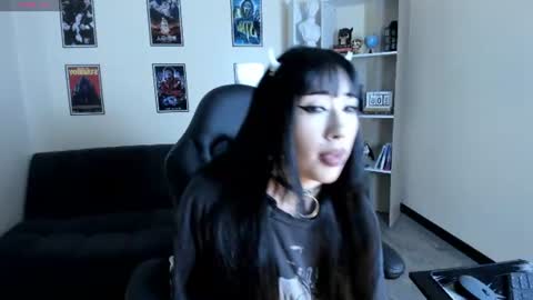 ravenelle_ online show from July 12, 2026, 9:17 pm