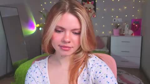 Snapshot of red__candy chatting on May 5, 2026, 2:36 pm red__candy online show from May 5, 2026, 2:36 pm