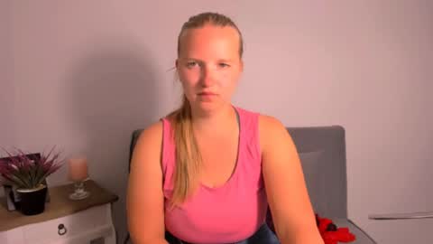 Snapshot of rosehypnotic chatting on July 28, 2026, 7:39 pm Rose online show from July 28, 2026, 7:39 pm
