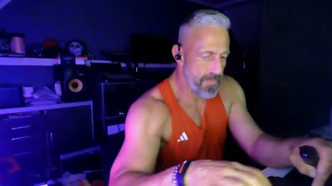 Chico que rico Caliente online show from June 14, 2026, 2:24 am