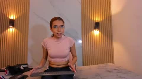 sarasaenz999 online show from June 19, 2026, 3:33 am