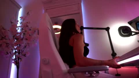 sashawest_official online show from July 7, 2026, 11:42 pm