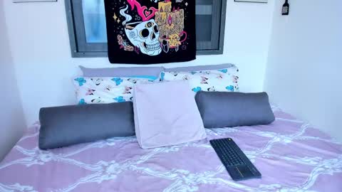 Snapshot of saucy_zaren chatting on April 28, 2026, 8:03 pm Zaren online show from April 28, 2026, 8:03 pm