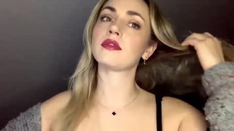 ScarlettxBlonde online show from May 19, 2026, 6:31 am