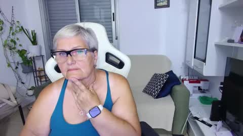 Snapshot of selenna57 chatting on May 27, 2026, 5:32 pm Selenna online show from May 27, 2026, 5:32 pm
