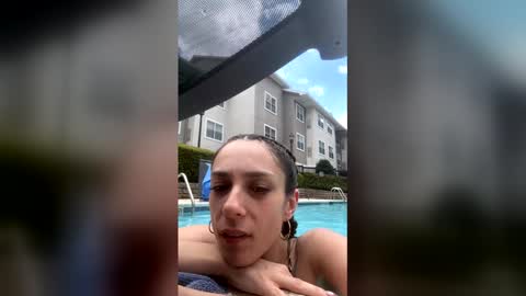 serenityroseee online show from June 9, 2026, 5:57 pm
