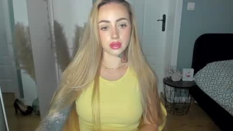 Snapshot of sexy_coralie chatting on July 1, 2026, 1:24 pm C o r a l i e online show from July 1, 2026, 1:24 pm