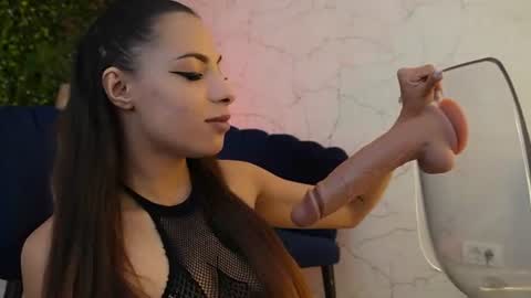 Snapshot of sisi_von_dee chatting on July 15, 2026, 8:14 pm Dee online show from July 15, 2026, 8:14 pm