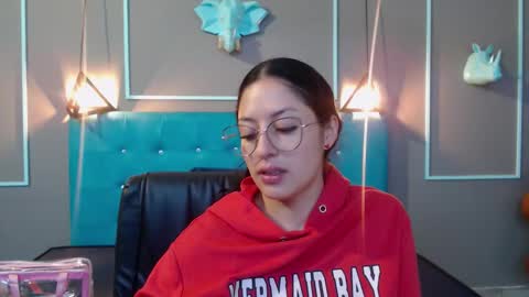 Sofa online show from November 3, 2025, 11:11 am