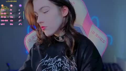 sophie_nomenal_ online show from May 28, 2026, 1:30 pm