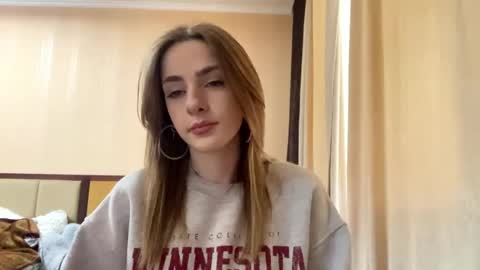 Snapshot of suzannetigerino chatting on April 23, 2026, 12:15 pm Emila online show from April 23, 2026, 12:15 pm
