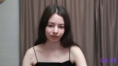 Snapshot of sweet_sweet_angel chatting on May 6, 2026, 9:25 am Angel online show from May 6, 2026, 9:25 am