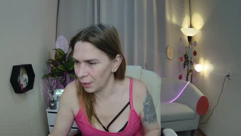 Snapshot of tessadaybreak chatting on April 4, 2026, 7:28 am tessadaybreak online show from April 4, 2026, 7:28 am