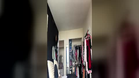 stage Kylie Sinner  brand CLITBAIT online show from June 18, 2026, 8:02 pm