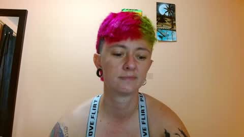 Snapshot of tomboyblue chatting on August 4, 2026, 6:21 pm Blue online show from August 4, 2026, 6:21 pm
