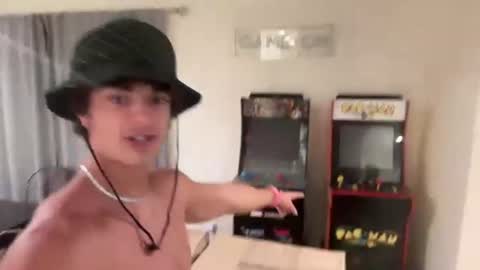 tyy0ung online show from August 8, 2026, 5:42 am