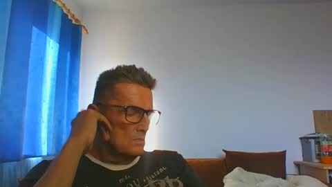 ulmeni4 online show from May 28, 2026, 3:31 pm