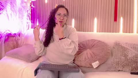 Emma Curly online show from May 23, 2026, 12:20 pm