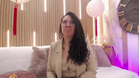 Emma Curly online show from May 28, 2026, 12:35 pm