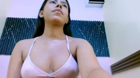 Snapshot of veronicarobles chatting on June 2, 2026, 6:32 pm Veronica Robles online show from June 2, 2026, 6:32 pm