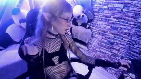 vivienne hadid online show from July 19, 2026, 7:50 pm